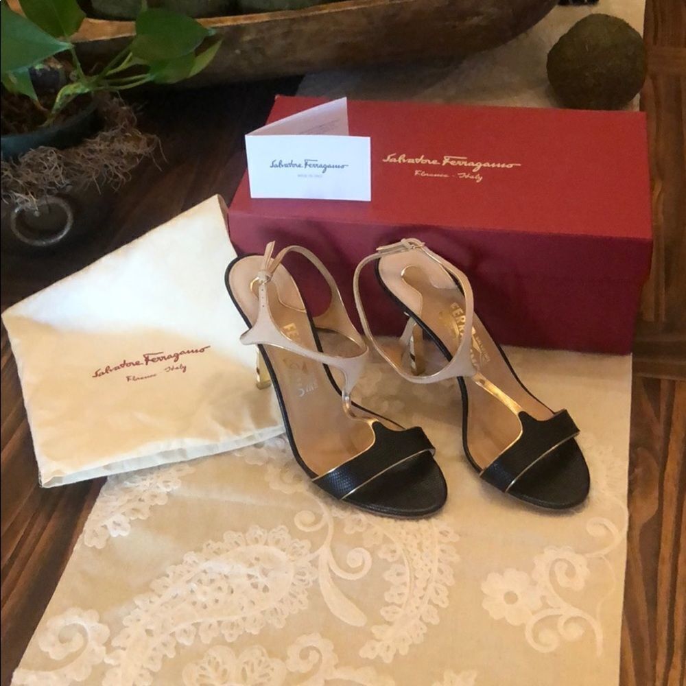 💲⬇️Salvatore Ferragamo T-Strap Monroe Sandals